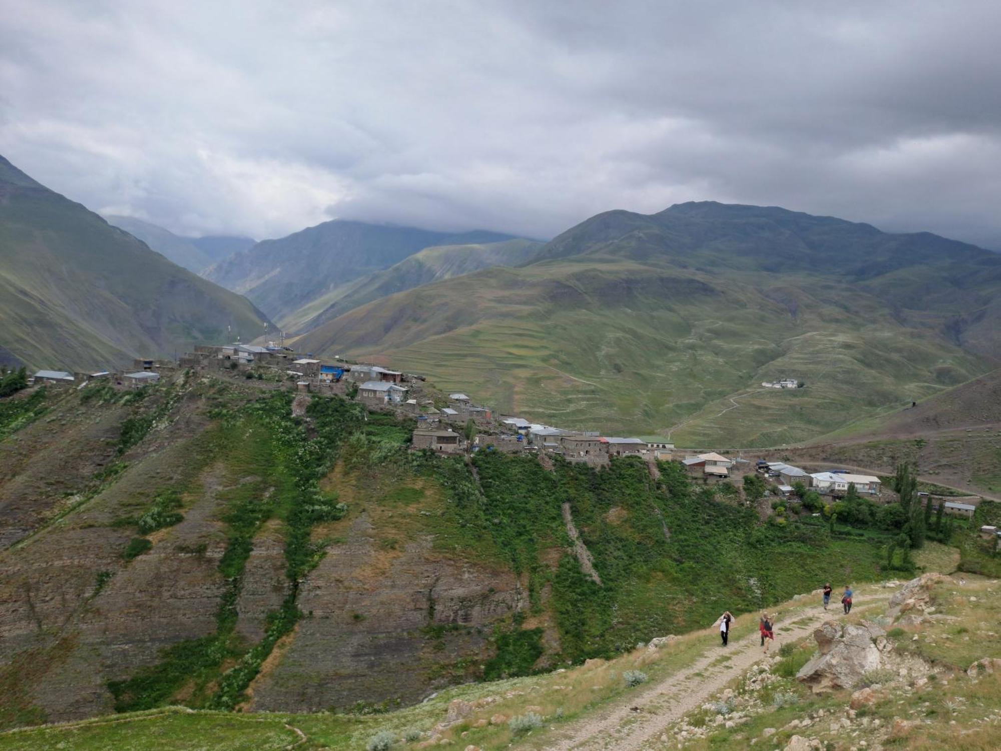 Xinaliq Khinalig Izzet'S Riverside Home Stay المظهر الخارجي الصورة