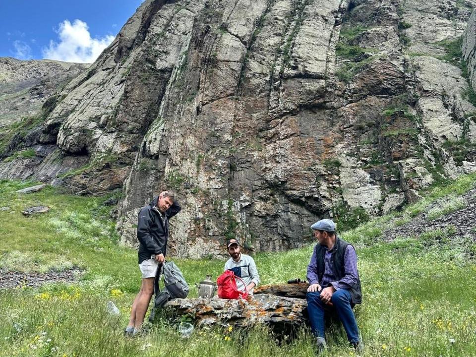 Xinaliq Khinalig Izzet'S Riverside Home Stay المظهر الخارجي الصورة